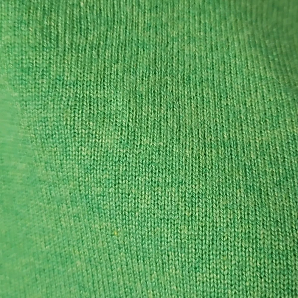 💚 Cashmere Long Sleeved V-Neck Top, Size Medium, Price FIRM